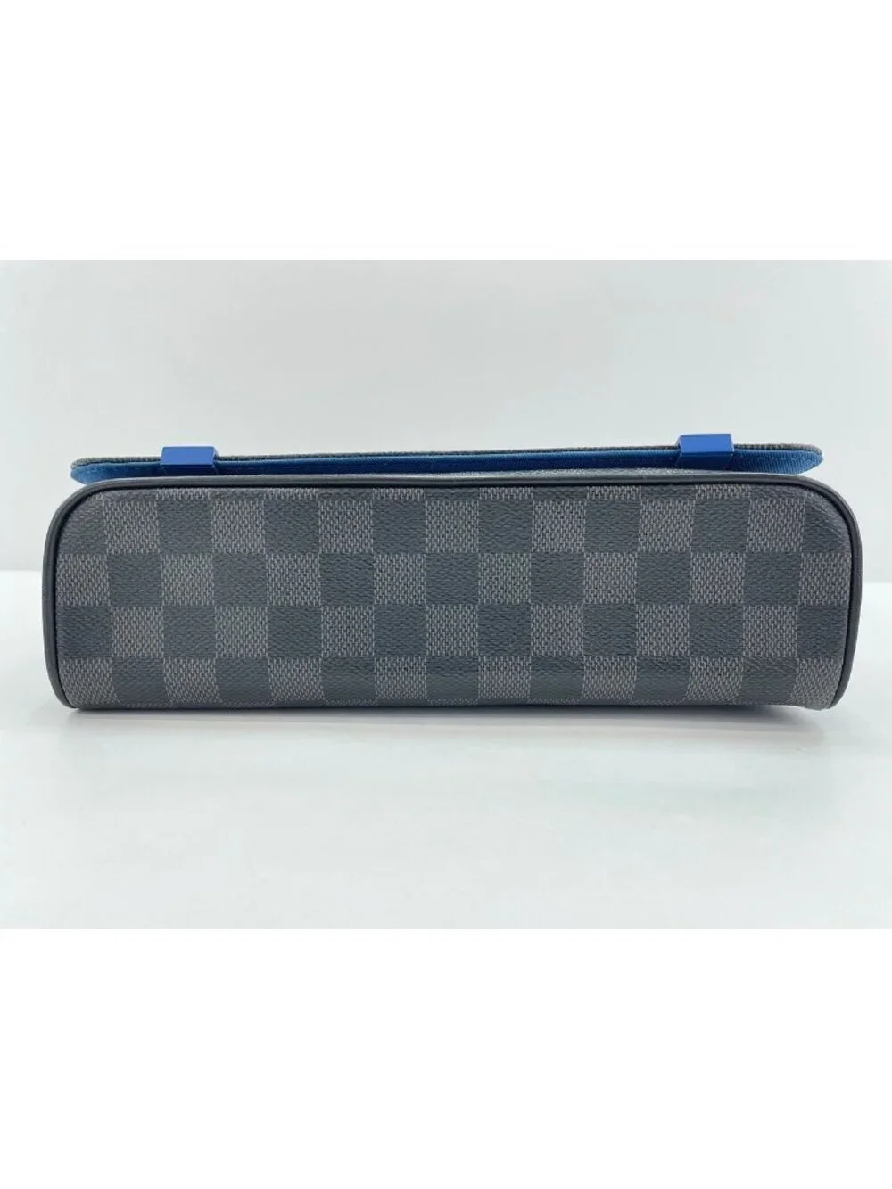 Louis Vuitton Messenger Bag District